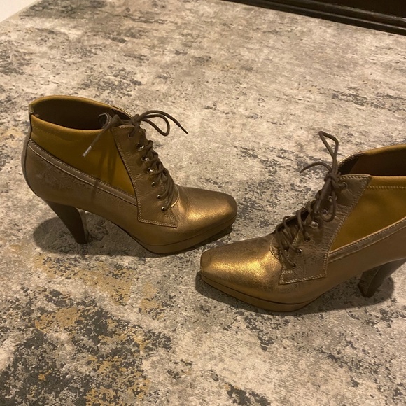 Donald J. Pliner Gold Metallic Laced Up Heeled Booties - Size 36.5 - Picture 2 of 5